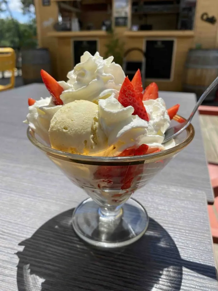 Glace vanille fraise chantilly