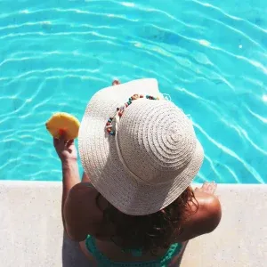 Détente au bord de la piscine